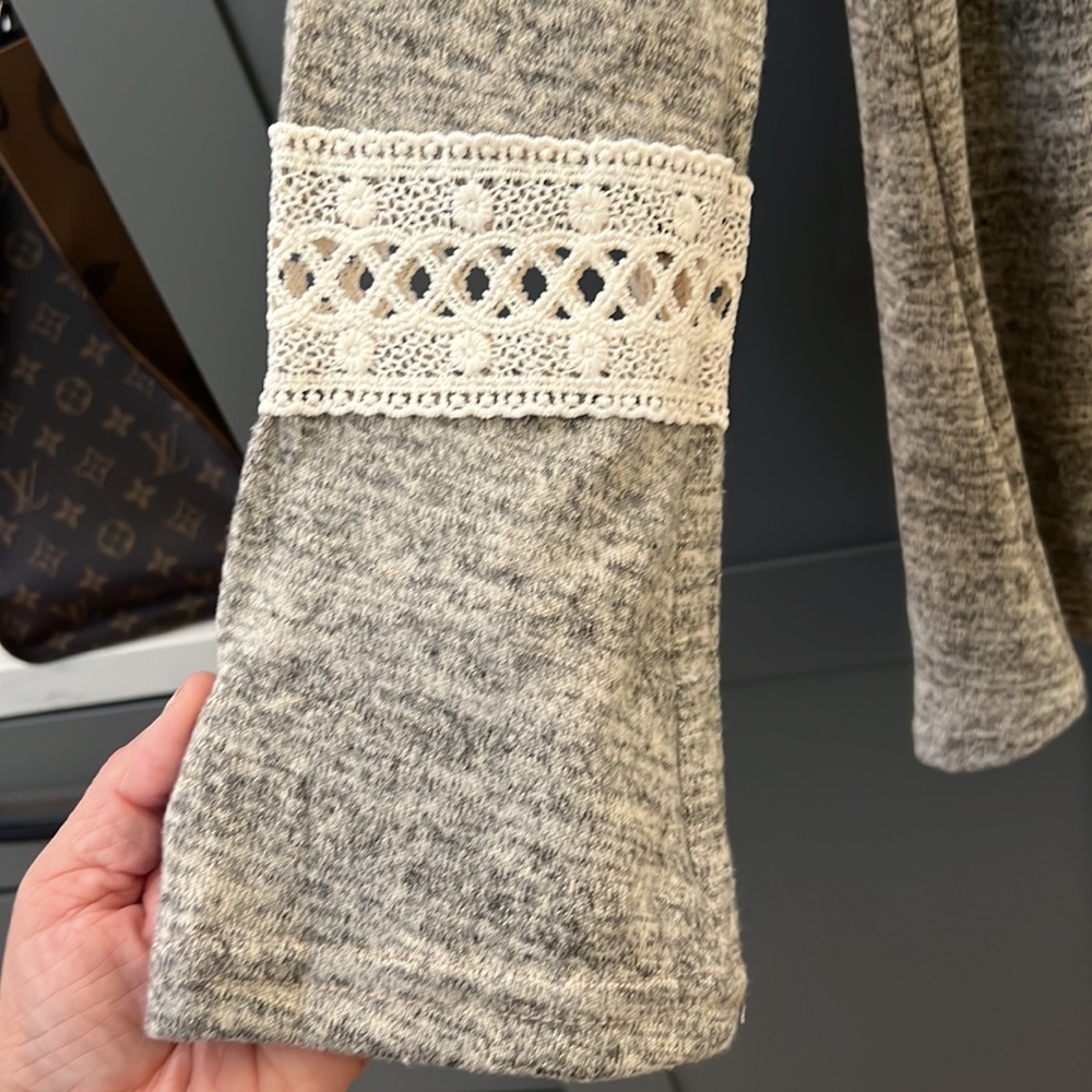 NWT {Lildy}Sz S/M Tan Heather Back Button Keyhole Tunic Top w/Bell Sleeves - Picture 3 of 9